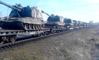 Šta planira Putin ? Na granicu s Ukrajinom vozovi dovoze stotine ruskih tenkova (Video)