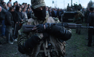 Ukrajina u totalnom rasulu :  Na istoku države vojsku razoružavaju ljudi u zelenom