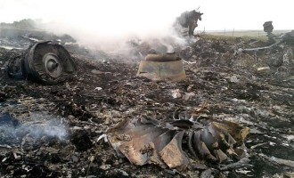 Malezijski putnički avion ‘oboren’ u Ukrajini : Poginulo 280 putnika i 15 članova posade  (VIDEO)