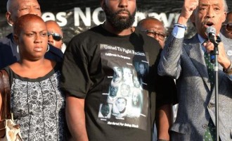 Ferguson: Otac ubijenog Michaela Browna pozvao na tišinu