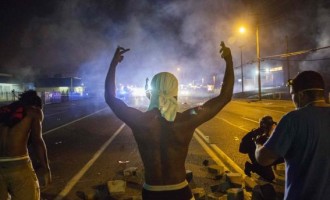Haotična situacija u Fergusonu : Šestok sukob demonstranata i policije u predgrađu St. Louisa