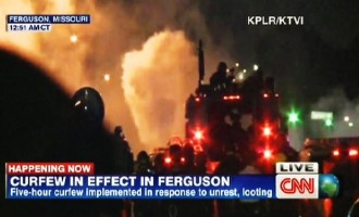 Vanredno stanje u predgrađu Sent Luisa : Policija dimnim bombama rastjerala demonstrante u Fergusonu (Video)