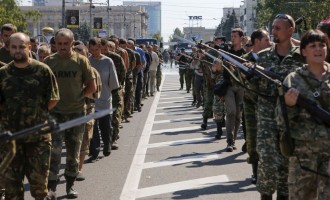 Dvije strane iste tragične priče : U  Kijevu vojna parada, u Donjecku paradiranje ratnih zarobljenika (Foto +Video)