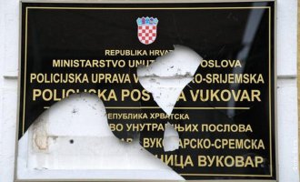 Nova drama u Vukovaru :  Skinute i razbijene sve dvojezične ploče, uhapšeno više osoba!