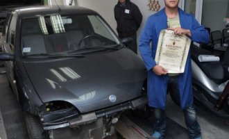 Balkanska posla  : S diplomom medicinskog fakulteta popravlja automobile