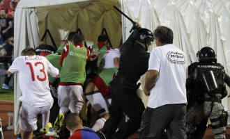 TOTALNI KAOS U BEOGRADU :  Utakmica Srbija-Albanija prekinuta, navijači ganjali igrače po travnjaku (Video)