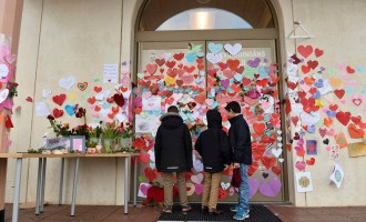 Hiljade Šveđana ostavilo poruke ljubavi i solidarnosti na vrata zapaljene džamije