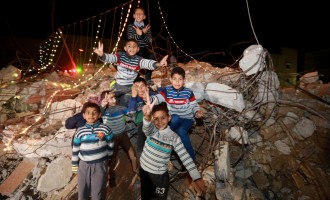 Palestinski mališani za Novu godinu okitili ruševine (VIDEO)