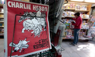 Novi broj Charlie Hebdo :  ‘Krvoločni’ Papa Franjo i džihadist ganjaju  psića s novinama !