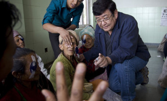 “Bog vida” : Nepalski ljekar Sanduk Ruit hiljadama ljudi vratio vid