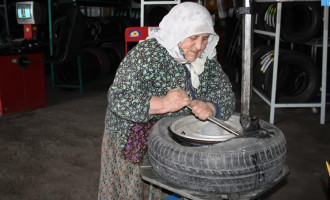 Turska: Starica Vesile Akin 35 godina radi kao vulkanizer