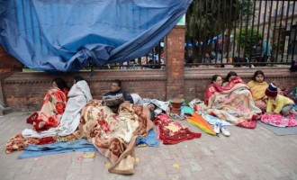 Tragedija u Nepalu : Potvrđena smrt 2.152 osoba, spasilačke službe stižu u Katmandu