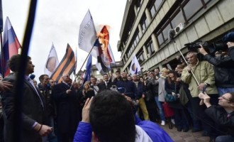 Skandal u Beogradu : Vojislav Šešelj zapalio zastavu  Hrvatske (Video)
