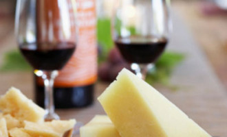 Britanski Telegraph obradovao ljubitelje sira : Tajna dugog i zdravog života leži – u siru i vinu