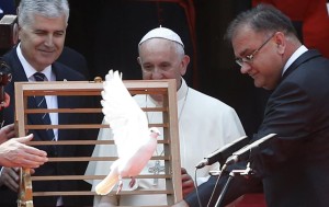 Pope Francis releases a white dove outside the presidency building in Sarajevo, Bosnia-Herzegovina, Saturday, June 6, 2015. Pope Francis is on pastoral visit to Bosnia-Herzegovina. Pope Francis is urging Bosnia's Muslims, Orthodox and Catholics to put the "deep wounds" of their past behind them and work together for a peaceful future as he arrived in Sarajevo for a one-day visit to encourage reconciliation following the devastating three-way war of the 1990s. (AP Photo/Darko Bandic)
