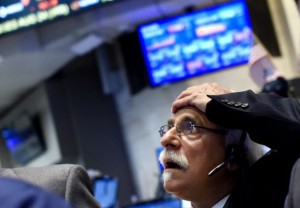 epa04896382 A trader gestures on the floor of the New York Stock Exchange at the start of the trading day in New York, New York, USA, 24 August 2015. Global markets have been reacting to the economic situation in China and the Dow Jones Industrial average followed that trend losing 1,000 points in early trading.  EPA/JUSTIN LANE