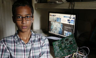 Uhapšen zbog sata koji liči na “lažnu bombu” : Obama pozvao dječaka Ahmeda u Bijelu kuću (Video)