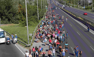 Izbjeglice  probile policijsku barikadu na autoputu u Mađarskoj: Nose slike Angele Merkel i uzvikuju “Njemačka, Njemačka”