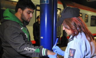 Asocijacije na stravična vremena : Češka policija izbjeglice obilježava brojevima na koži