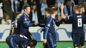 epa04957879 Real Madrid's Cristiano Ronaldo (L facing) is celebrated by teammates after scoring the opening goal during the UEFA Champions League group A soccer match between Malmo FF and Real Madrid in Malmo, Sweden, 30 September 2015.  EPA/ANDERS WIKLUND SWEDEN OUT