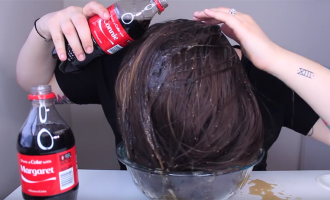 Evo šta se desi kad operete kosu Coca-Colom (VIDEO)