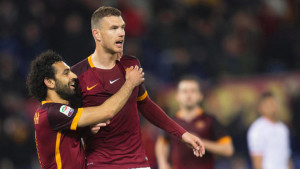 epa05174404 Roma's Edin Dzeko (R) celebrates with his teammate Mohamed Salah (L) after scoring the 1-0 lead during the Italian Serie A soccer match between AS Roma and US Palermo at Olimpico stadium in Rome, Italy, 21 February 2016. EPA/CLAUDIO PERI