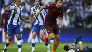 epa05493790 FC Porto's Iker Casillas (R) and Maxi Pereira (L) vie for the ball with Roma's Edin Dzeko (C)  during their UEFA Champions League Play off First Leg match held at Dragao stadium in Porto, Portugal, 17 August 2016.  EPA/ESTELA SILVA