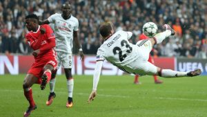 epa05644331 Besiktas Istanbul's Cenk Tosun (R) scores the 1-3 under defense of Benfica Lisbon's Nelson Semedo (L) at the UEFA Champions League group B match between Besiktas Istanbul and Benfica Lisbon in Istanbul, Turkey, 23 November 2016. EPA/TOLGA BOZOGLU