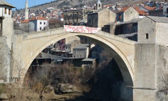 Javno iskazivanje ljubavi : Na Starom mostu osvanuo transparent “Mihaljević Ivana, volim te”