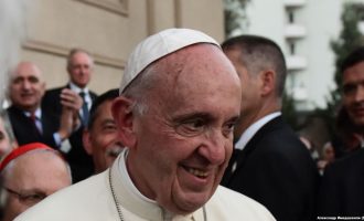 Dobrotom i žrtvom iritira konzervativce  : Papa oprao noge zatvorenicima i pozvao ih da pomažu drugima