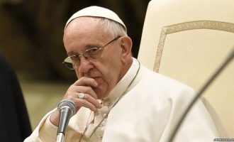 Odgovor kardinalima : Papa Franjo sugerirao mogućnost da Vatikan blagoslovi istospolne brakove