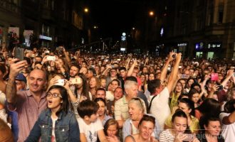 Koncert za pamćenje : Plavi orkestar u srcu Sarajeva priredio muzički spektakl (Video)