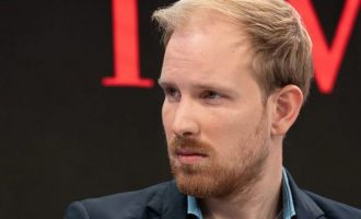 Rutger Bregman bez dlake na jeziku : Govor holandskog istoričara izazvao simpatije širom svijeta (Video)