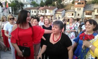 „Stan’  Neretvo, stani vodo“ : Emina Beljajev, ‘majka’ slavnog hora Djevojke  sa Neretve