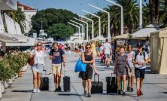 Bahatost i pohlepa se vraćaju kao bumerang : Hrvatski iznajmljivači  spuštaju cijene, a rezervacija opet nema