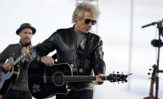 Bon Jovi kratkim nastupom na predizbornom skupu podržao Bidena