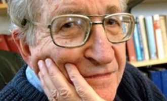 Noam Chomsky : Gotovo polovica republikanskih glasača vjeruje da je Trump poslan od samog Boga
