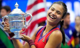 Senzacija na US Openu : Raducanu u tinejdžerskom finalu savladala Fernandez i postala prva kvalifikantkinja ikada koja je osvojila Grand Slam titulu