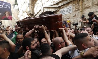 Svijet zgrožen scenama na sahrani novinarke Al Jazeere : Hiljade Palestinaca nosili tijelo ubijene  novinarke, izraelska policija ih mlatila
