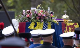 Kovčeg kraljice Elizabethe II položen u kraljevsku grobnicu u dvorcu Windsor