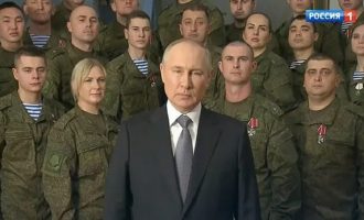 Putin prvi put Novu godinu nije čestitao iz Kremlja, nego okružen vojnicima