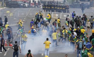 Sve podsjeća na invaziju Capitola u Washingtonu : Bolsonarove  pristalice zaposjele Kongres, predsjedničku palaču i Vrhovni sud Brazila