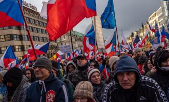 Demonstranti u Pragu  tražili  smjenu Vlade Češke : “Prekinite pružati vojnu podršku  Ukrajini” (Video)