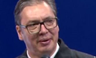 Vučić na mitingu u Beogradu :Silazim s čela SNS-a, od sutra sam predsjednik svih građana