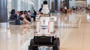 Nakon pet godina testiranja : Na aerodromu u Singapuru počeli raditi roboti policajci