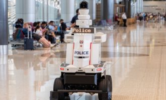Nakon pet godina testiranja : Na aerodromu u Singapuru počeli raditi roboti policajci