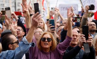 Milion ljudi na protestima protiv vlade u Varšavi: “Neka niko u redovima vlasti gore nema iluzija. Ova promjena je neizbježna”