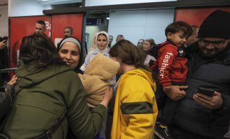 Smještaj obezbjeđen u Salakovcu kod Mostara : Prvu grupu bh. građana evakuisanih iz Gaze dočekale porodice, prijatelji i zvaničnici