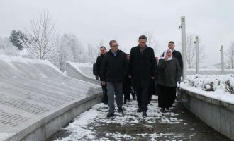 Denis Bećirović u Potočarima : 9. januar nije za slavljenje,očekujem poduzimanje mjera od OHR-a