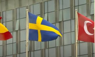 Historijski trenutak : Švedska zastava podignuta  ispred sjedišta NATO-a u Briselu